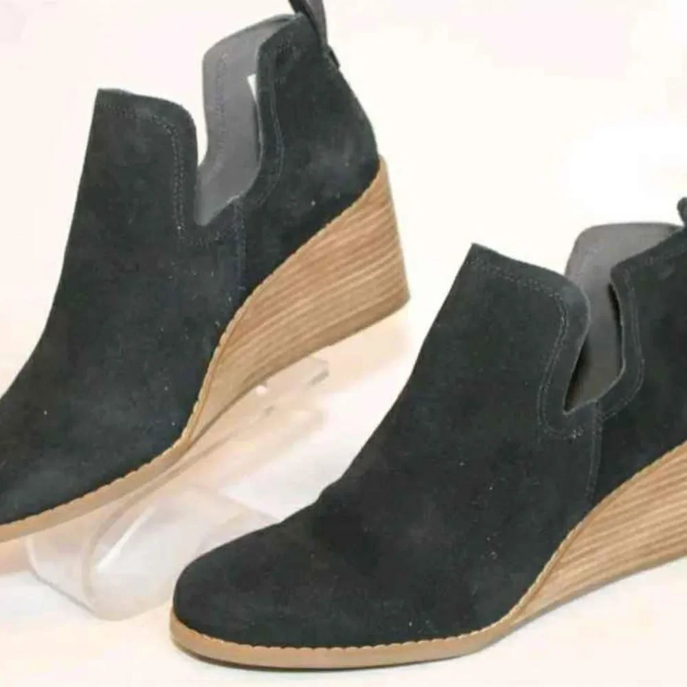 NEW TOMS Kallie Black Suede Wedge NEW Slip On Ankle Boots Size 10
